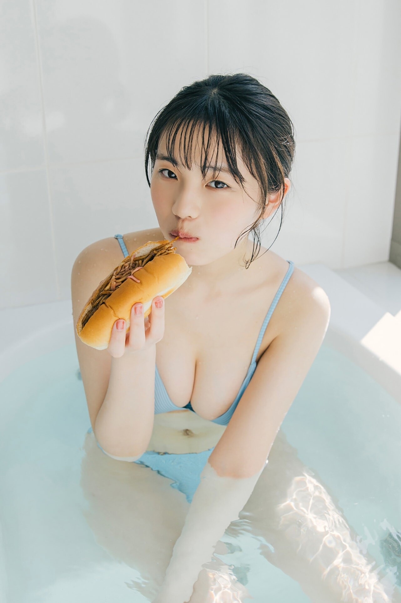 키쿠치 히나(菊地姫奈, きくち ひな) - 플래티늄 플래시 디지털 사진집 2022