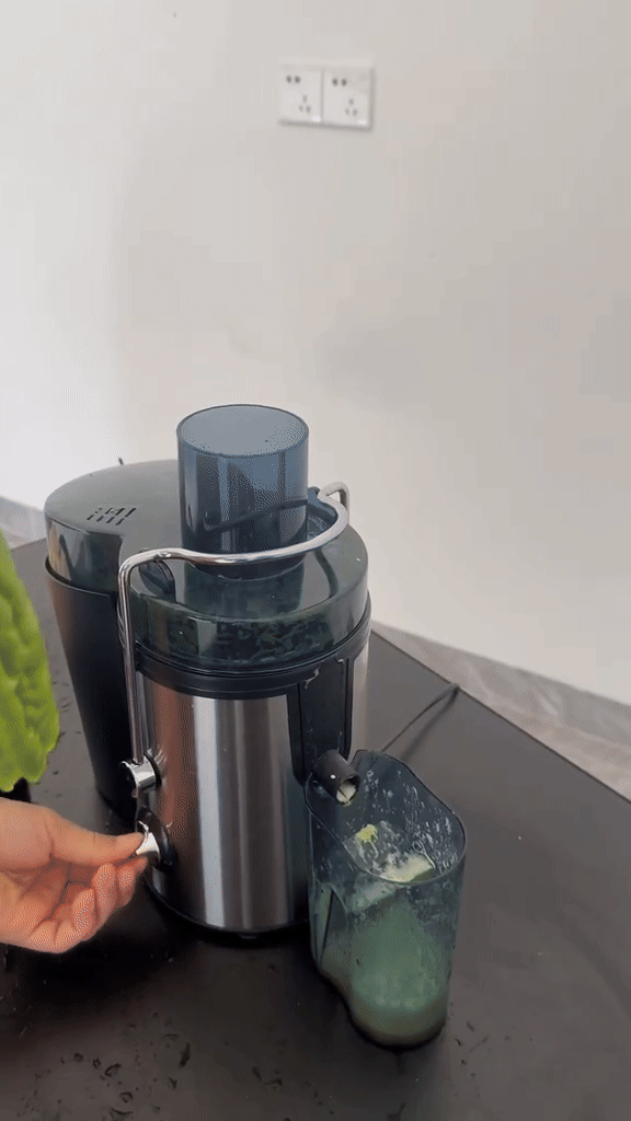 ssstik.io ygygwa 1759690821283 ezgif.com video to gif converter