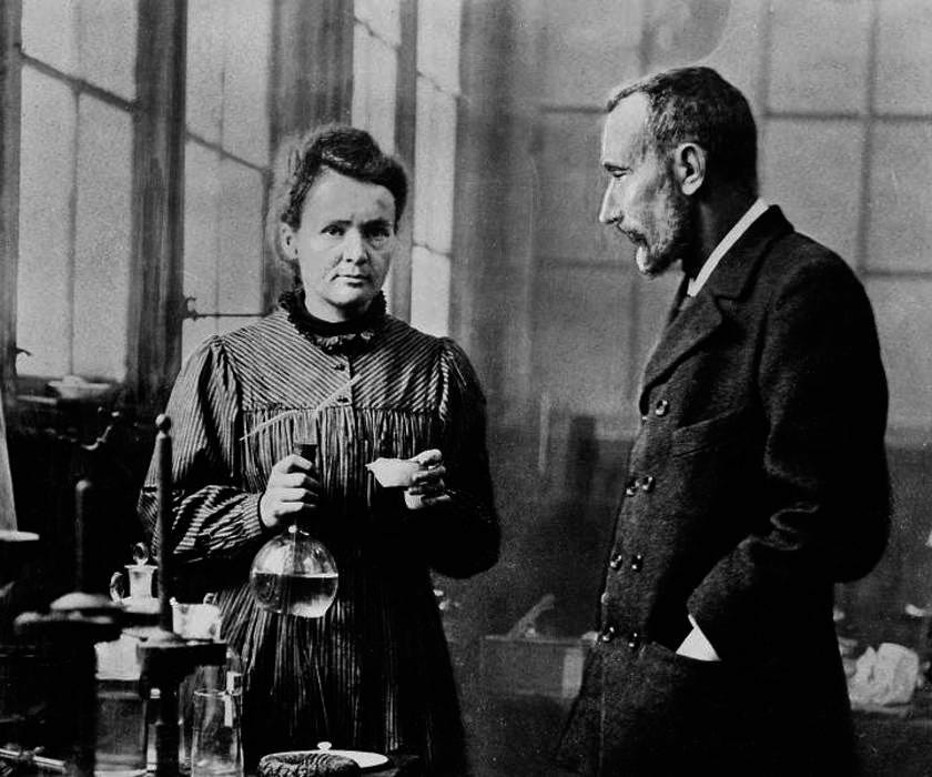 Portrait representing Marie Curie in her laboratory