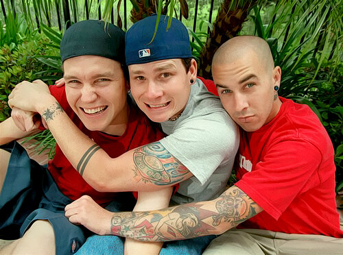 [20010621 (LA/24,OC/24) -- Blink-182's new album sold 350,000 copies during its debut week. -- PHOTO